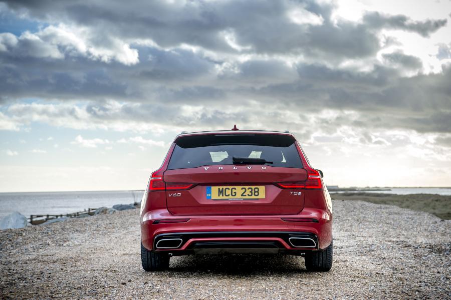  Volvo V60 T5 R-Design 2018 года  (UK) (фото 39 из 40)